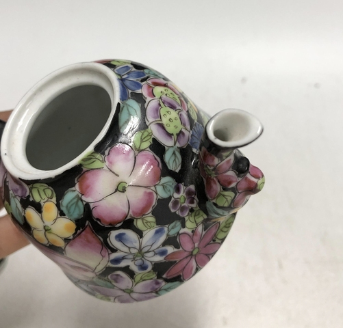 古玩陶瓷民國·墨地粉彩百花不落地紋小把把壺拍賣,當(dāng)前價格2699元