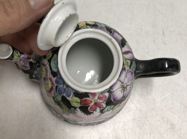 古玩陶瓷民國·墨地粉彩百花不落地紋小把把壺拍賣,當(dāng)前價格2699元