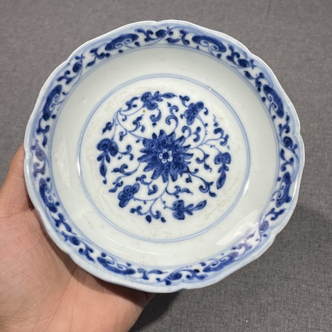 古玩陶瓷青花纏枝花卉紋花口盤真品鑒賞圖