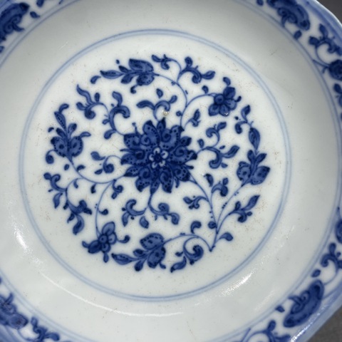 古玩陶瓷青花纏枝花卉紋花口盤真品鑒賞圖