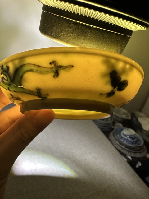 古玩陶瓷黃地刻赭綠龍紋盤真品鑒賞圖