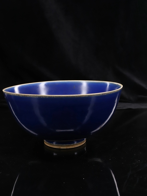 古玩陶瓷明晚·藍(lán)釉暗刻龍紋碗 真品鑒賞圖