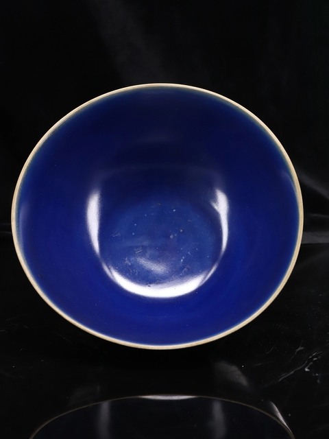 古玩陶瓷明晚·藍(lán)釉暗刻龍紋碗 真品鑒賞圖
