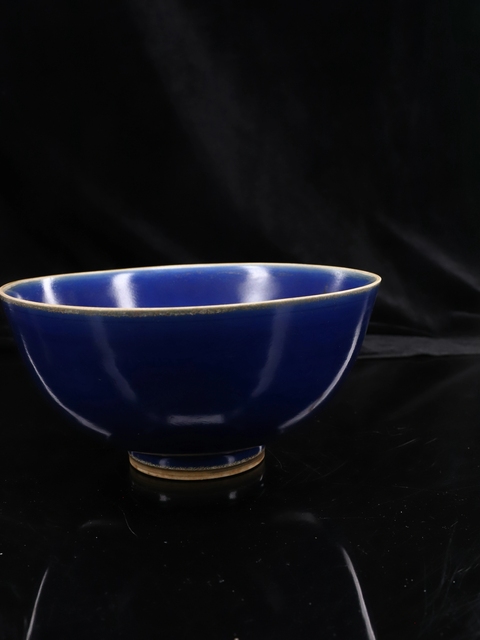 古玩陶瓷明晚·藍(lán)釉暗刻龍紋碗 真品鑒賞圖