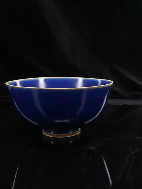 古玩陶瓷明晚·藍(lán)釉暗刻龍紋碗 真品鑒賞圖