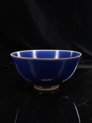古玩陶瓷明晚·藍(lán)釉暗刻龍紋碗 真品鑒賞圖