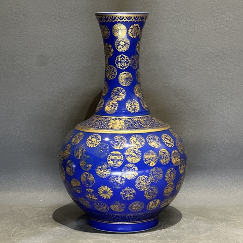 古玩陶瓷藍釉金彩皮球花卉紋賞瓶真品鑒賞圖