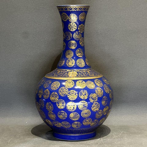 古玩陶瓷藍釉金彩皮球花卉紋賞瓶真品鑒賞圖