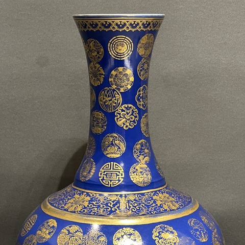 古玩陶瓷藍釉金彩皮球花卉紋賞瓶真品鑒賞圖