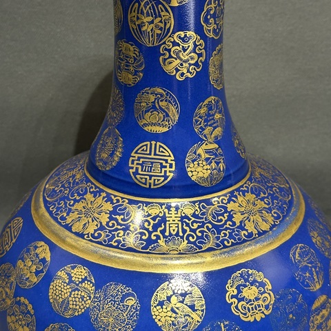 古玩陶瓷藍釉金彩皮球花卉紋賞瓶真品鑒賞圖