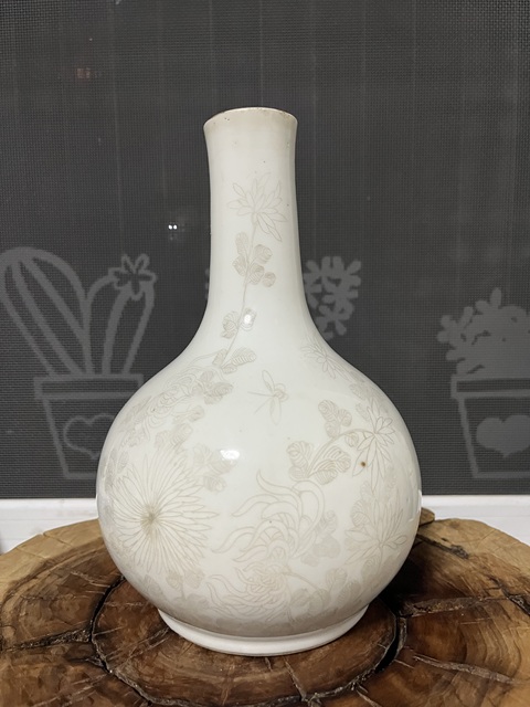 古玩陶瓷白釉刻瓷花卉紋天球瓶真品鑒賞圖