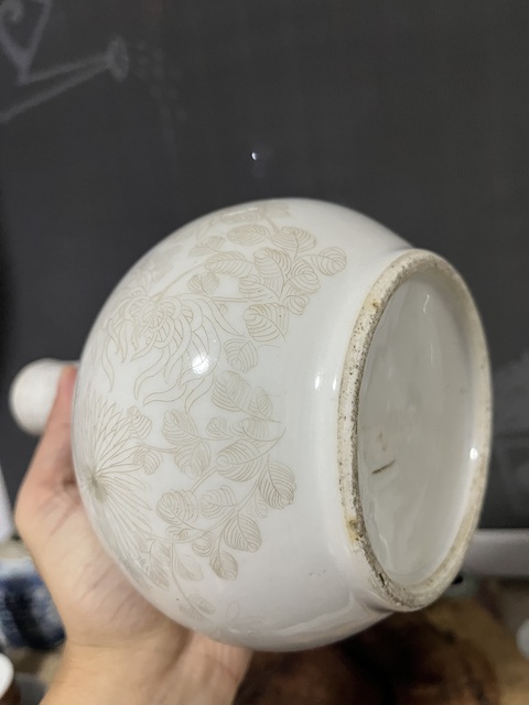古玩陶瓷白釉刻瓷花卉紋天球瓶真品鑒賞圖