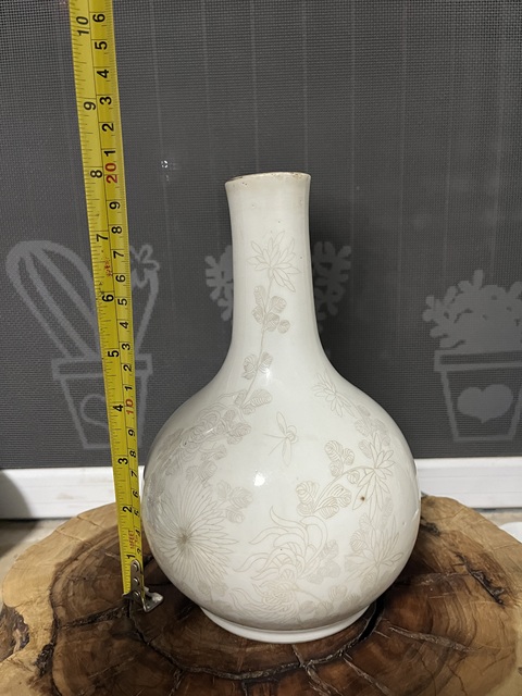 古玩陶瓷白釉刻瓷花卉紋天球瓶真品鑒賞圖