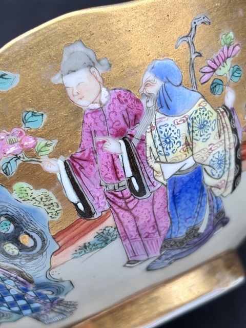 古玩陶瓷金地粉彩人物故事花口碗真品鑒賞圖