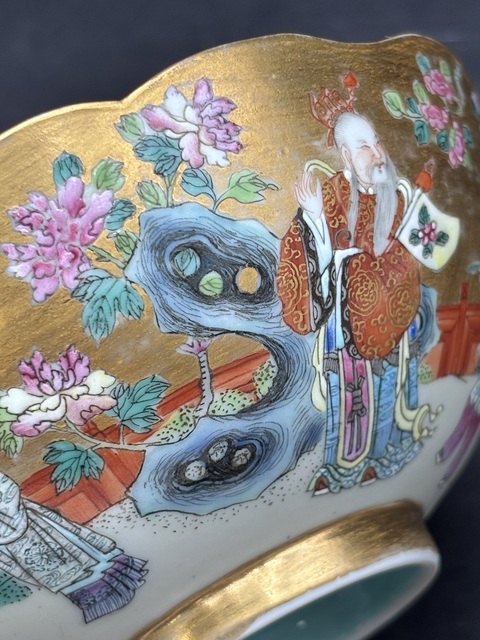 古玩陶瓷金地粉彩人物故事花口碗真品鑒賞圖