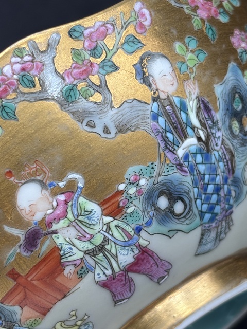 古玩陶瓷金地粉彩人物故事花口碗真品鑒賞圖