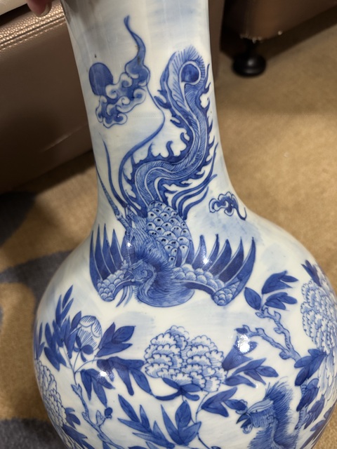 古玩陶瓷鳳穿牡丹紋青花天球瓶真品鑒賞圖