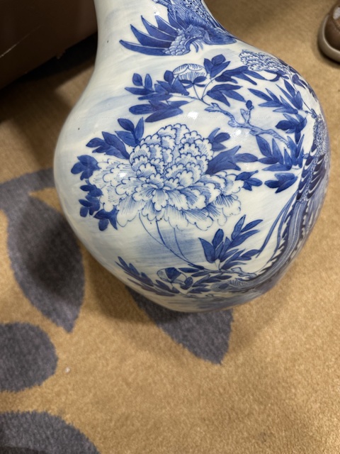古玩陶瓷鳳穿牡丹紋青花天球瓶真品鑒賞圖