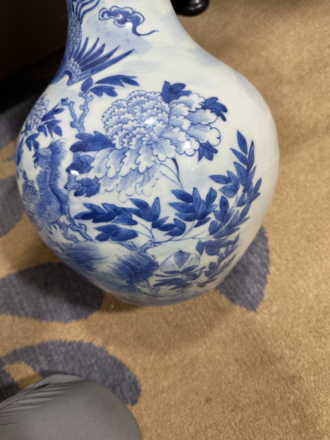 古玩陶瓷鳳穿牡丹紋青花天球瓶真品鑒賞圖