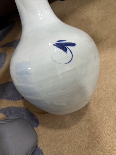 古玩陶瓷鳳穿牡丹紋青花天球瓶真品鑒賞圖