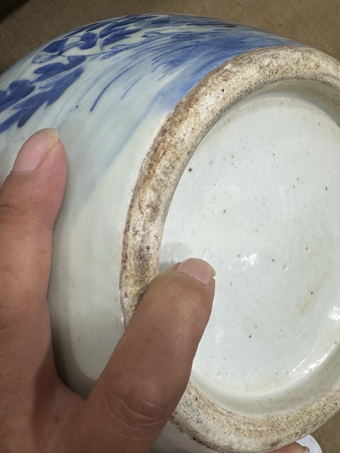 古玩陶瓷鳳穿牡丹紋青花天球瓶真品鑒賞圖