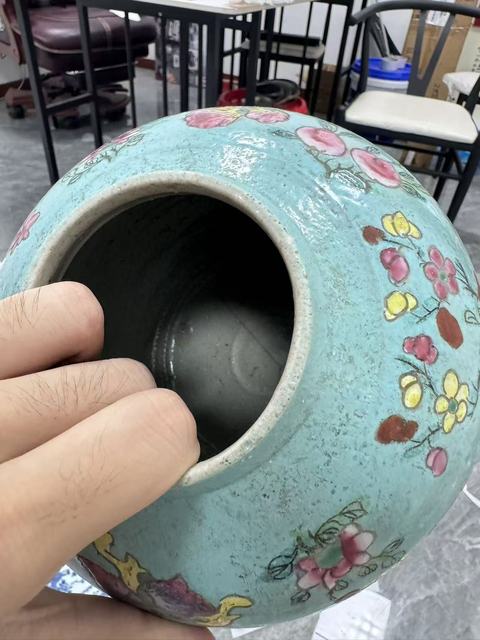 古玩陶瓷清中期松石綠地粉彩花卉紋罐真品鑒賞圖