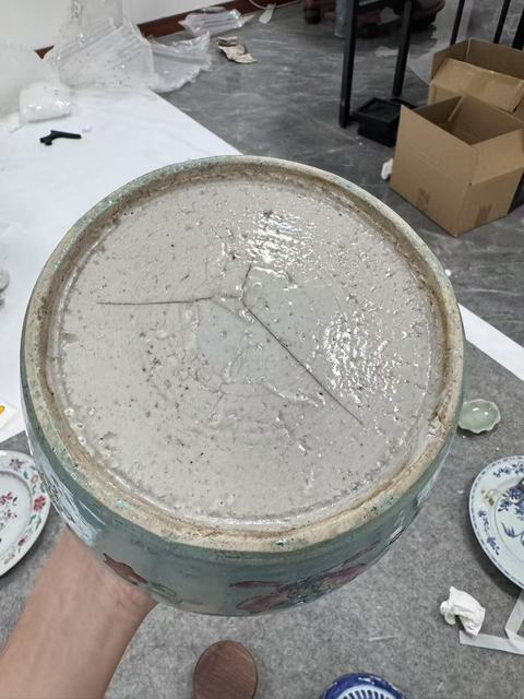 古玩陶瓷清中期松石綠地粉彩花卉紋罐真品鑒賞圖