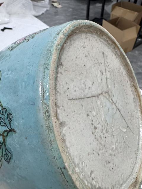 古玩陶瓷清中期松石綠地粉彩花卉紋罐真品鑒賞圖
