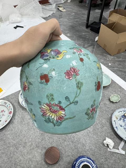 古玩陶瓷清中期松石綠地粉彩花卉紋罐真品鑒賞圖