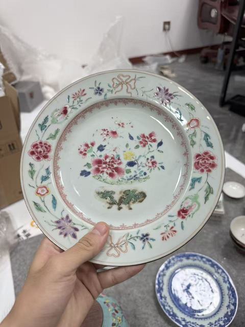 古玩陶瓷粉彩花卉紋盤真品鑒賞圖