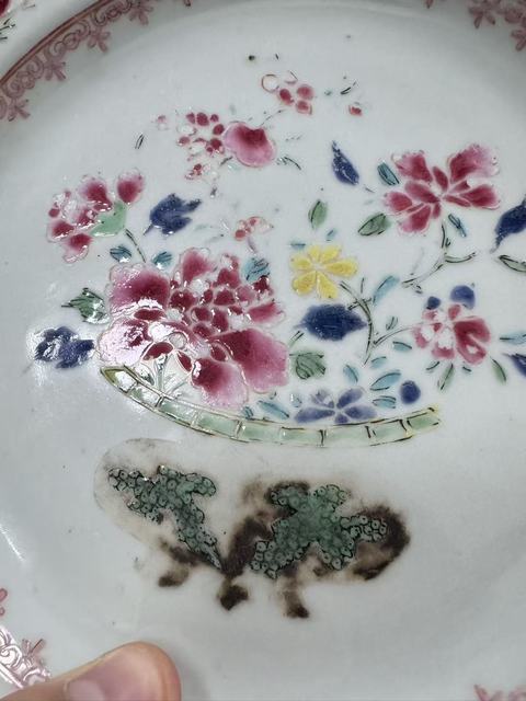 古玩陶瓷粉彩花卉紋盤真品鑒賞圖