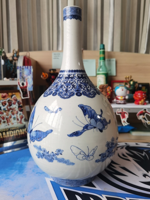 古玩陶瓷晚清民國青花釉里紅蝶戀花紋膽式瓶真品鑒賞圖