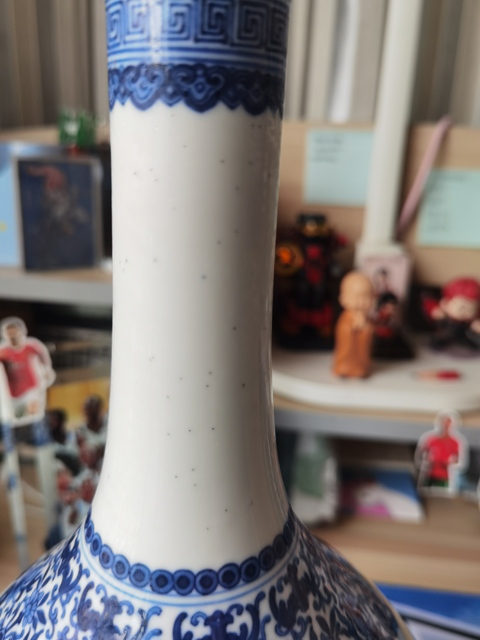 古玩陶瓷晚清民國青花釉里紅蝶戀花紋膽式瓶真品鑒賞圖