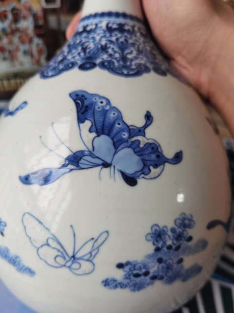 古玩陶瓷晚清民國青花釉里紅蝶戀花紋膽式瓶真品鑒賞圖