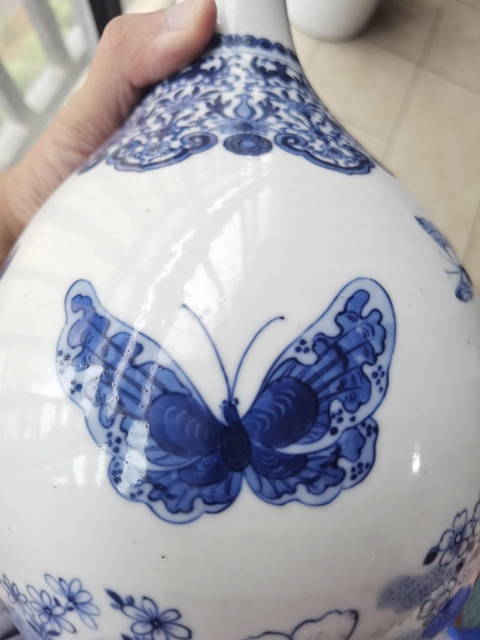 古玩陶瓷晚清民國青花釉里紅蝶戀花紋膽式瓶真品鑒賞圖