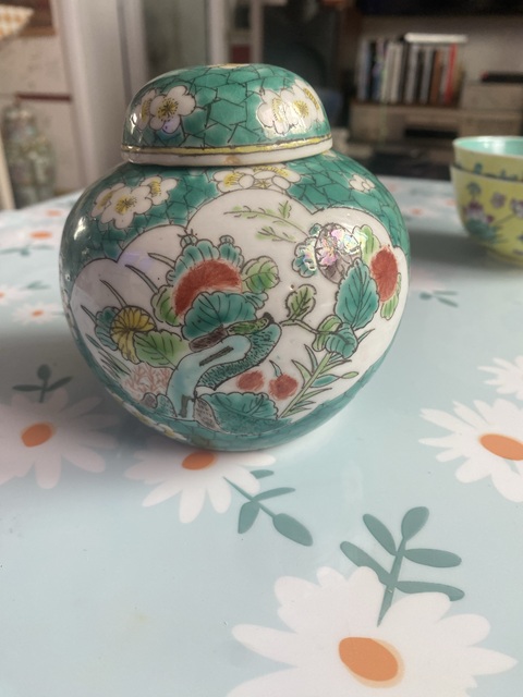 古玩陶瓷松石綠粉彩花卉紋蓋罐真品鑒賞圖