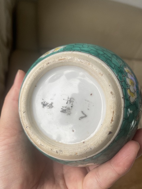 古玩陶瓷松石綠粉彩花卉紋蓋罐真品鑒賞圖