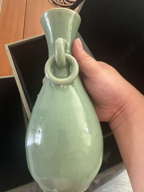 古玩陶瓷龍泉青瓷瓶真品鑒賞圖