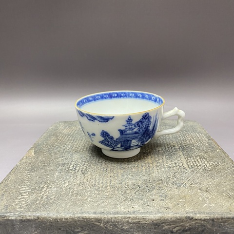 古玩陶瓷清乾隆·亭臺樓閣山水·青花執杯拍賣,當前價格1260元
