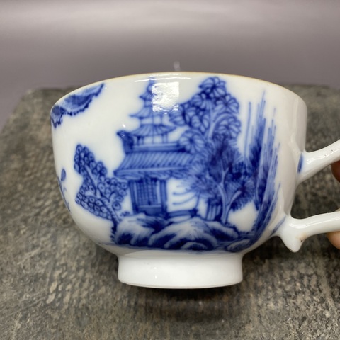 古玩陶瓷清乾隆·亭臺樓閣山水·青花執杯拍賣,當前價格1260元