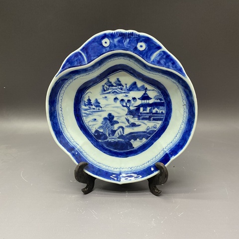古玩陶瓷樓臺亭閣山水紋青花盤真品鑒賞圖