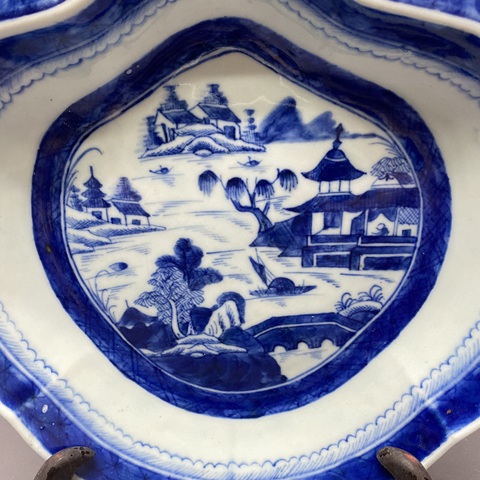古玩陶瓷樓臺亭閣山水紋青花盤真品鑒賞圖