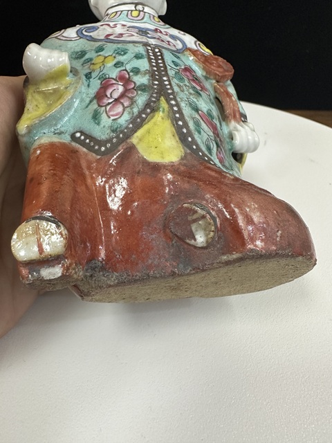 古玩陶瓷粉彩花卉蝴蝶紋瓷塑像真品鑒賞圖