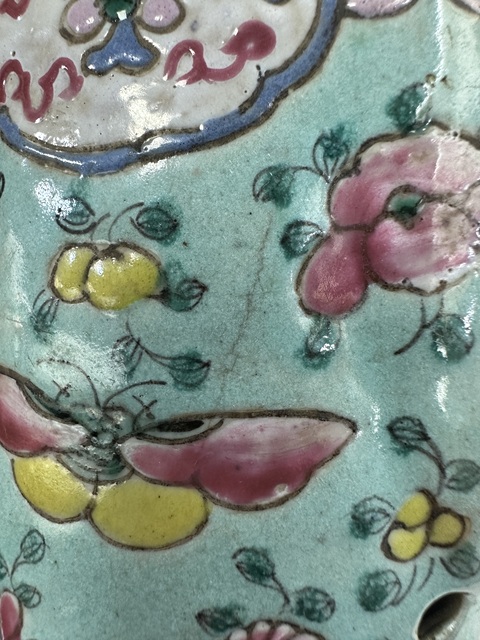 古玩陶瓷粉彩花卉蝴蝶紋瓷塑像真品鑒賞圖