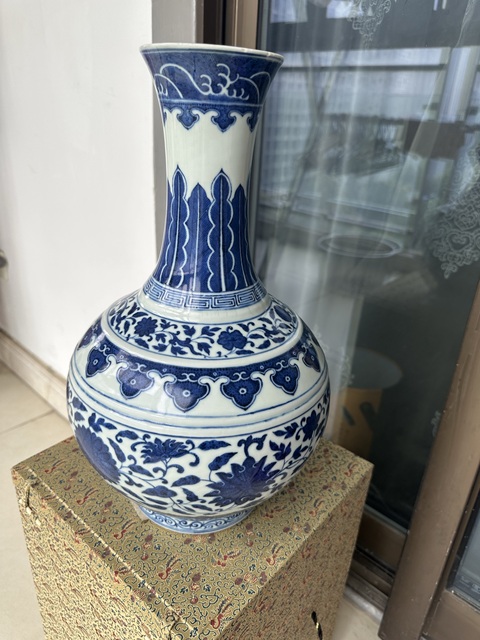 古玩陶瓷清光緒 青花纏枝蓮紋賞瓶真品鑒賞圖