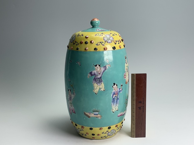 古玩陶瓷民國·松石綠釉粉彩人物紋鼓釘蓋罐拍賣，當前價格12432元