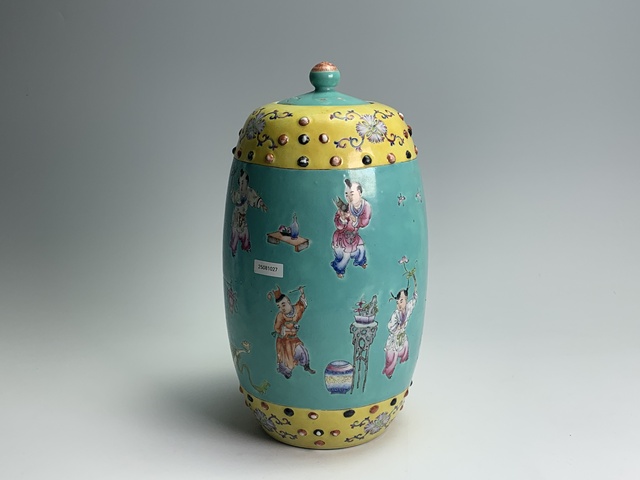 古玩陶瓷民國·松石綠釉粉彩人物紋鼓釘蓋罐拍賣，當前價格12432元
