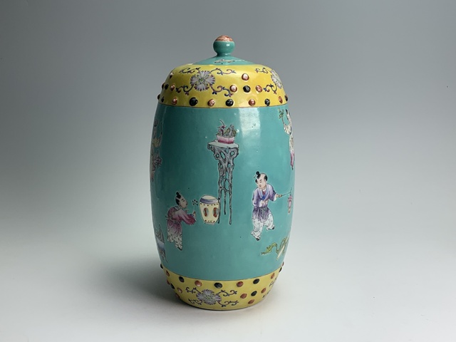 古玩陶瓷民國·松石綠釉粉彩人物紋鼓釘蓋罐拍賣，當前價格12432元