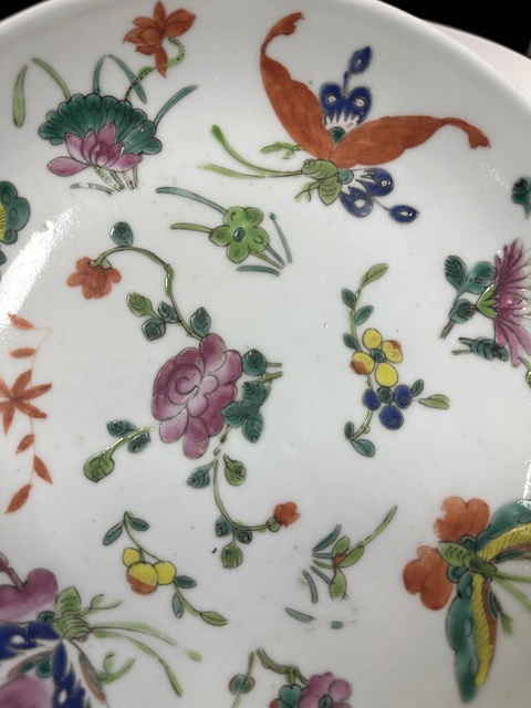 古玩陶瓷清中期粉彩花卉蝴蝶紋盤拍賣，當前價格2500元