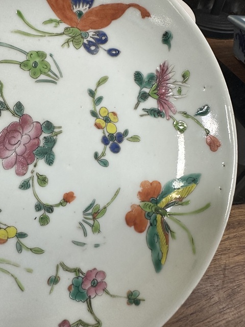 古玩陶瓷清中期粉彩花卉蝴蝶紋盤拍賣，當前價格2500元